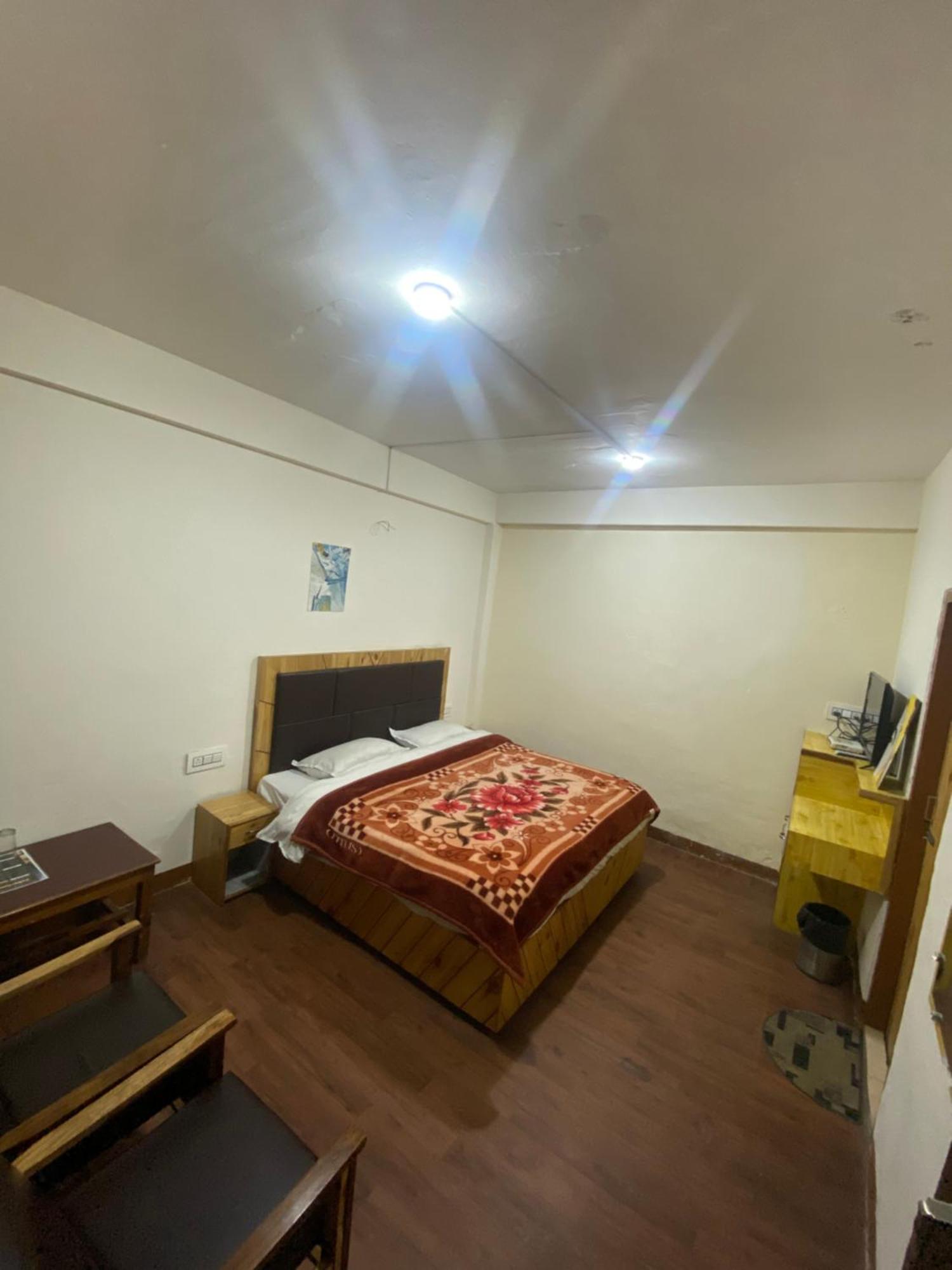 The Prasher Lodge Mall Road Manali Kültér fotó